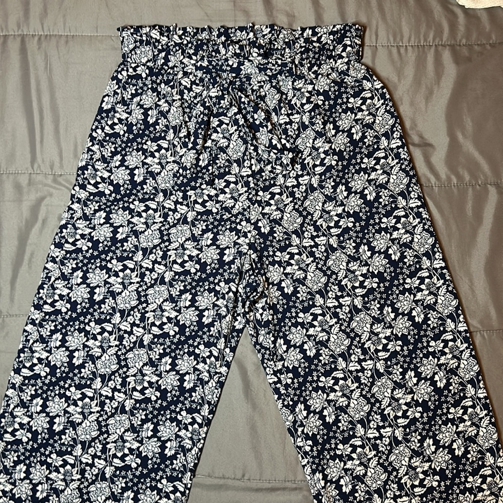 (NWT) Francesca’s Blue Rain Wide Leg Pants. Size Medium.